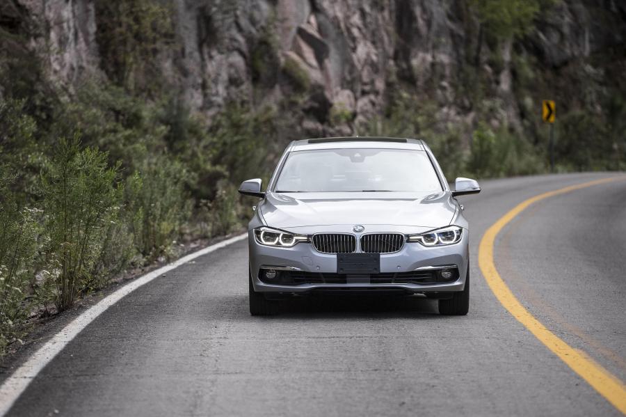  BMW 340i xDrive Luxury Line 2016 года  (US) (фото 2 из 11)